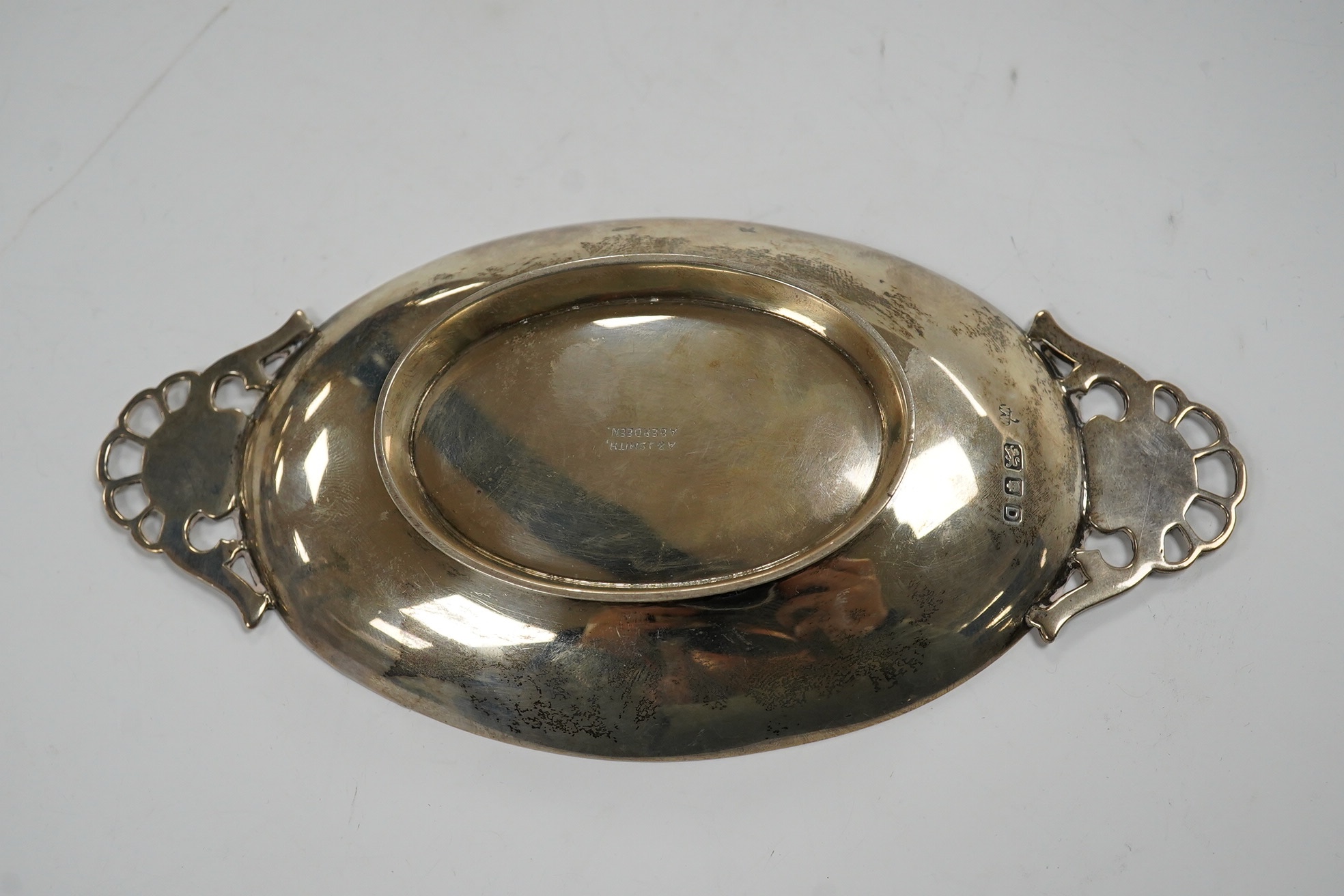 A George VI stylish silver oval trinket dish, Wakely & Wheeler, London, 1939, 108 grams, 16.7cm. Condition - fair